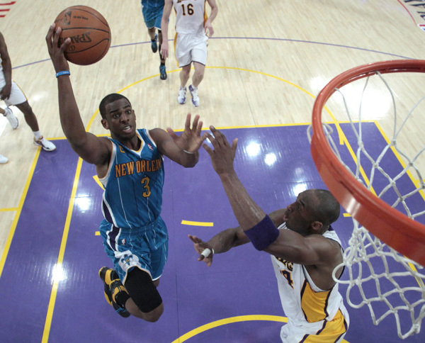 New Orleans Hornets Chris Paul (L) goes up to score past Los Angeles Lakers Kobe Bryant during Game 1 of their NBA Western Conference first round playoff basketball game in Los Angeles, California April 17, 2011. (Xinhua/Reuters Photo)