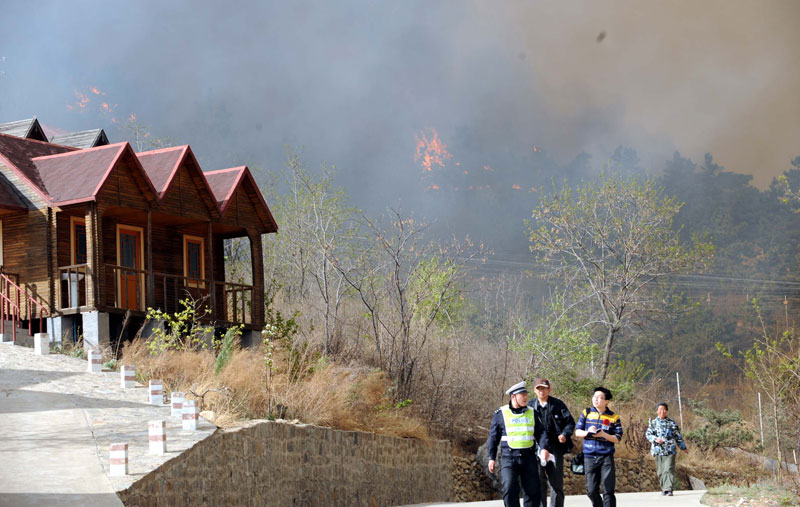 A mountain fire breaks out around the mountainous area in east China&apos;s Shandong Province around 9 a.m. on April 18, 2011 and spreads toward Mount Tai, according to a report from local authorities. [Xinhua] 