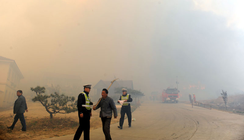 A mountain fire breaks out around the mountainous area in east China&apos;s Shandong Province around 9 a.m. on April 18, 2011 and spreads toward Mount Tai, according to a report from local authorities. [Xinhua] 