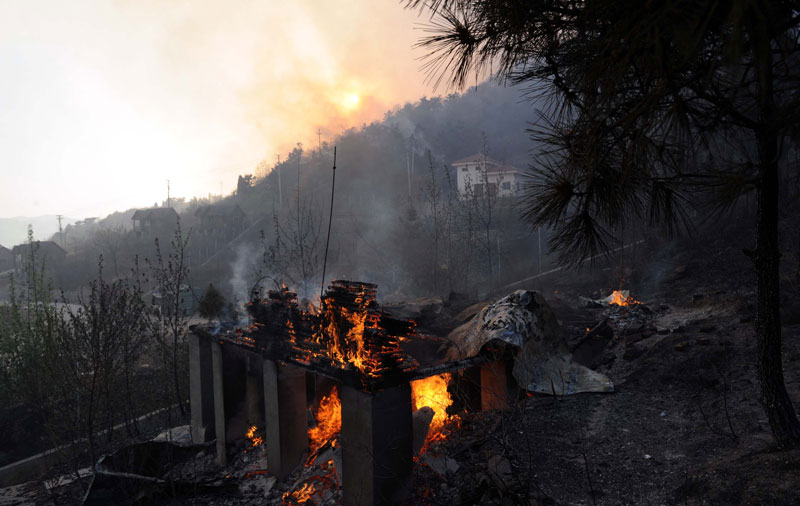 A mountain fire breaks out around the mountainous area in east China&apos;s Shandong Province around 9 a.m. on April 18, 2011 and spreads toward Mount Tai, according to a report from local authorities. [Xinhua] 