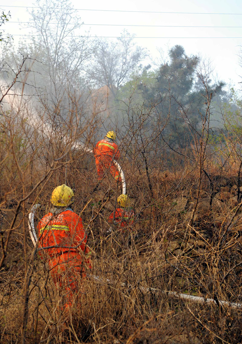 A mountain fire breaks out around the mountainous area in east China&apos;s Shandong Province around 9 a.m. on April 18, 2011 and spreads toward Mount Tai, according to a report from local authorities. [Xinhua] 