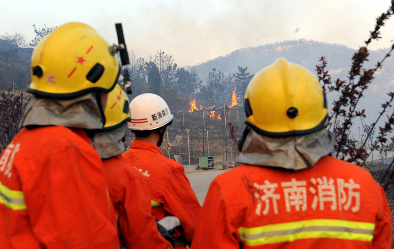 A mountain fire breaks out around the mountainous area in east China&apos;s Shandong Province around 9 a.m. on April 18, 2011 and spreads toward Mount Tai, according to a report from local authorities. [Xinhua] 