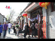 People queue up to buy cheese. [China.org.cn by Li Xiaohua]