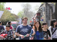 Bustling Nanluoguxiang. [China.org.cn by Li Xiaohua]