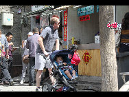 A baby in Nanluoguxiang. [China.org.cn by Li Xiaohua]  