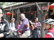 Bustling Nanluoguxiang. [China.org.cn by Li Xiaohua]