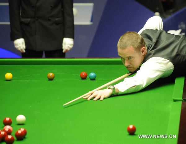 Stephen Hendry of Scotland plays during his first round match against Joe Perry of England in 2011's World Snooker Championship in Sheffield, Britain, April 18, 2011. Hendry won by 10:9 to enter the last 16. (Xinhua/Zeng Yi)