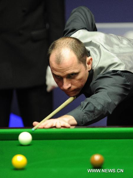 Joe Perry of England plays during his first round match against Stephen Hendry of Scotland in 2011's World Snooker Championship in Sheffield, Britain, April 18, 2011. Hendry won by 10:9 to enter the last 16. (Xinhua/Zeng Yi) 