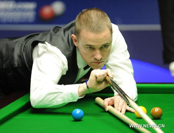 Stephen Hendry of Scotland plays during his first round match against Joe Perry of England in 2011's World Snooker Championship in Sheffield, Britain, April 18, 2011. Hendry won by 10:9 to enter the last 16. (Xinhua/Zeng Yi) 