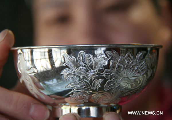 A silver bowl is seen at a jewelry shop in Linyi City, east China's Shandong Province, April 18, 2011. Silver prices have soared by over 1,000 yuan per kilogram so far this month, to stand above 9,000 yuan per kilogram. (1 U.S. dollar=6.53 yuan)