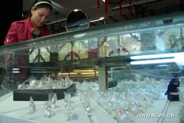 A customer shops for silver products at a jewelry shop in Linyi City, east China's Shandong Province, April 18, 2011. Silver prices have soared by over 1,000 yuan per kilogram so far this month, to stand above 9,000 yuan per kilogram. (1 U.S. dollar=6.53 yuan) 