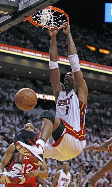 Miami Heat power foward Christ Bosh (front) dunks during the Game 2 of the NBA Eastern Conference playoff series in Miami April 18, 2011. (Xinhua/Reuters Photo)