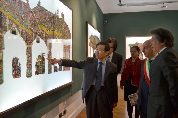 Zhang Jianda (1st L), cultural counsellor of the Chinese Embassy in Italy, introduces the shadow arts to the Mayor of Alessandria Piercarlo Fabbio (2nd R) in Alessandria, Italy, April 14, 2011. An exhibition of shadow arts collected by the National Art Museum of China opened Thursday in Italy's Alessandria. 