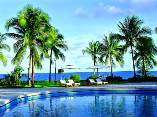 Holiday Beach, one of the 'Top 10 must-see attractions in Hainan' by China.org.cn.
