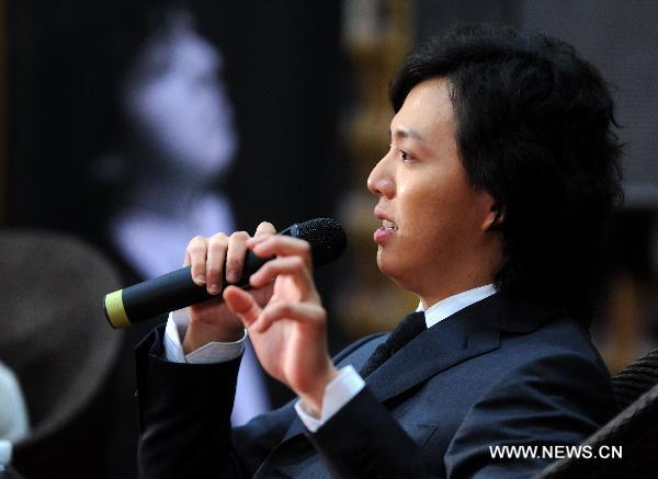 Chinese pianist Li Yundi gives a lecture at China's National Center for Performing Arts in Beijing, capital of China, April 20, 2011. Li Yundi was best known for being the first, yet the youngest Chinese pianist winning the International Frederic Chopin Piano Competition in 2000, while he was at the age of 18. [Luo Xiaoguang/Xinhua]