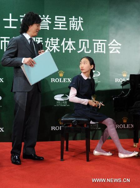 Chinese pianist Li Yundi (L) gives instructions during his class at China's National Center for Performing Arts in Beijing, capital of China, April 20, 2011. Li Yundi was best known for being the first, yet the youngest Chinese pianist winning the International Frederic Chopin Piano Competition in 2000, while he was at the age of 18. [Luo Xiaoguang/Xinhua]