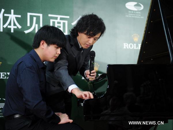 Chinese pianist Li Yundi (R) gives instructions during his class at China's National Center for Performing Arts in Beijing, capital of China, April 20, 2011. Li Yundi was best known for being the first, yet the youngest Chinese pianist winning the International Frederic Chopin Piano Competition in 2000, while he was at the age of 18. [Luo Xiaoguang/Xinhua]