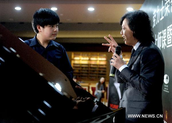 Chinese pianist Li Yundi (R) gives instructions during his class at China's National Center for Performing Arts in Beijing, capital of China, April 20, 2011. Li Yundi was best known for being the first, yet the youngest Chinese pianist winning the International Frederic Chopin Piano Competition in 2000, while he was at the age of 18. [Luo Xiaoguang/Xinhua]