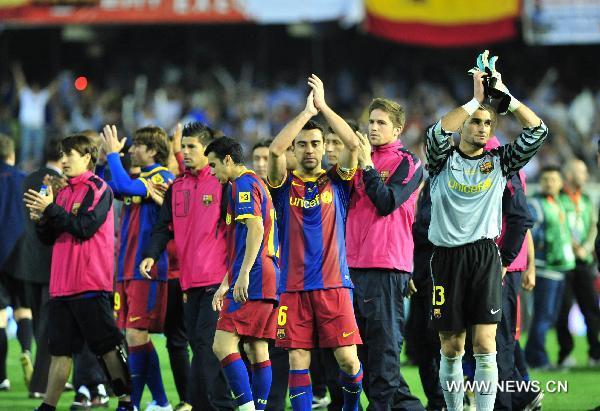 Barcelona's players gesture to their soccer fans after losing the King's Cup final soccer match against Real Madrid at Mestalla stadium in Valencia, Spain, April 20, 2011. Real Madrid claimed the champion by defeating Barcelona 1-0. [Chen Haitong/Xinhua]