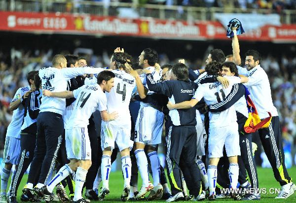 Real Madrid's players celebrate winning the King's Cup final soccer match against Barcelona at Mestalla stadium in Valencia, Spain, April 20, 2011. Real Madrid claimed the champion by defeating Barcelona 1-0. [Chen Haitong/Xinhua]