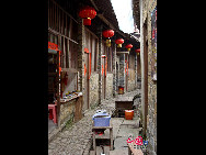 Photo shows the Tianluokeng Tulou, earth buildings in Chinese, in Nanjing County, southeast China's Fujian Province. Built on a base of stone, the thick walls of Tulou were packed with dirt and fortified with wood or bamboo internally. The architectural arts of the Fujian Tulou can be traced back nearly 1,000 years, and their design incorporates the tradition of fengshui (favorable siting within the environment). [China.org.cn] 