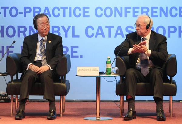 Ukrainian Prime Minister Mykola Azarov (R) and Secretary-General of the United Nations Ban Ki-moon take part in the International Research-to-Practice Conference 'Twenty Five Years after Chernobyl Catastrophe. Safety for the future' in Kiev, April 20, 2011. [Agencies] 