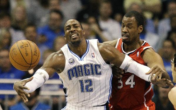 Orlando Magic center Dwight Howard (L) loses the ball against Atlanta Hawks center Jason Collins during the first half of Game 2 of their NBA Eastern Conference first round playoff basket ball game in Orlando, Florida April 19, 2011. (Xinhua/Reuters Photo)