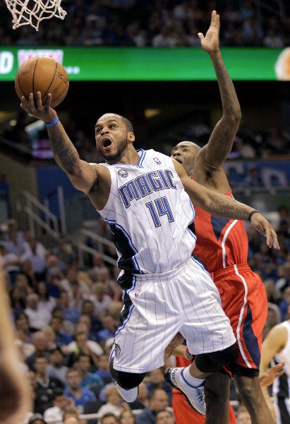 Orlando Magic guard Jameer Nelson (L) shoots the ball as he is defended by Atlanta Hawks guard Jamal Crawford (R) during the second half of Game 2 of their NBA Eastern Conference first round playoff basket ball game in Orlando, Florida April 19, 2011. (Xinhua/Reuters Photo) 