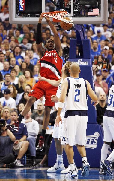 Portland Trail Blazers forward LaMarcus Aldridge (L) dunks the ball as Dallas Mavericks forward Dirk Nowitzki (C) and guard Jason Kidd (2) watch during the first half of Game 2 their NBA Western Conference playoff series in Dallas, Texas April 19, 2011. (Xinhua/Reuters Photo) 