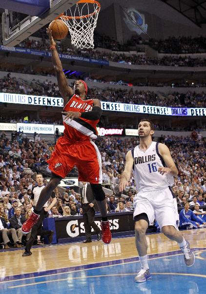 Portland Trail Blazers forward Gerald Wallace (L) drives past forward Peja Stojakovic for a basket in the second half of Game 2 of their NBA Western Conference playoff series in Dallas, Texas April 19, 2011.(Xinhua/Reuters Photo) 