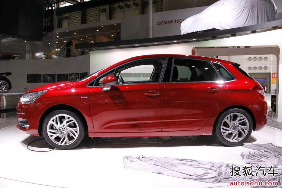 The Citroen C4 is unveiled at the 2011 Shanghai Auto Show. Started from April 20, 2011, more than 1,000 car models from about 20 countries are on display at the show and 75 of them are making their world premiere. [Sohu.com]