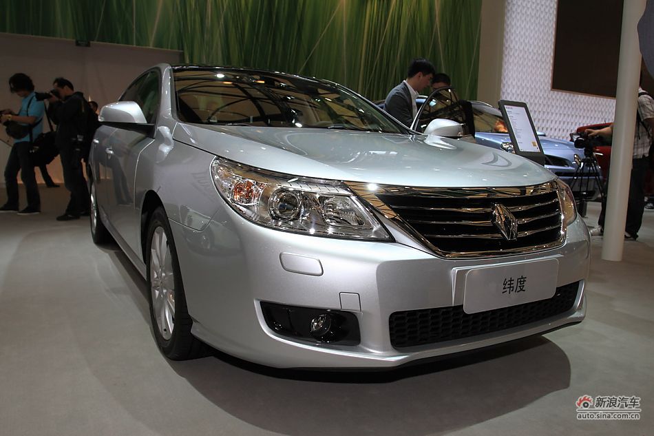 The Renault Latitude is unveiled at the 2011 Shanghai Auto Show. Started from April 20, 2011, more than 1,000 car models from about 20 countries are on display at the show and 75 of them are making their world premiere. [Sina.com]