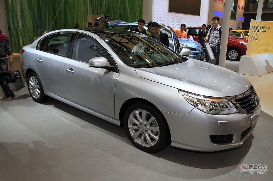 The Renault Latitude is unveiled at the 2011 Shanghai Auto Show. Started from April 20, 2011, more than 1,000 car models from about 20 countries are on display at the show and 75 of them are making their world premiere. [Sina.com]