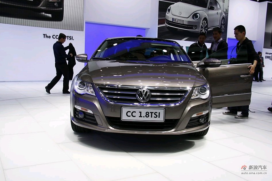 The Renault Latitude is unveiled at the 2011 Shanghai Auto Show. Started from April 20, 2011, more than 1,000 car models from about 20 countries are on display at the show and 75 of them are making their world premiere. [Sina.com]