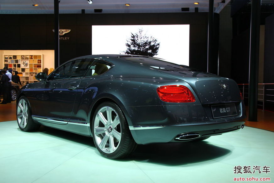 The Bentley Continental GT is unveiled at the 2011 Shanghai Auto Show. Started from April 20, 2011, more than 1,000 car models from about 20 countries are on display at the show and 75 of them are making their world premiere. [Sohu.com]