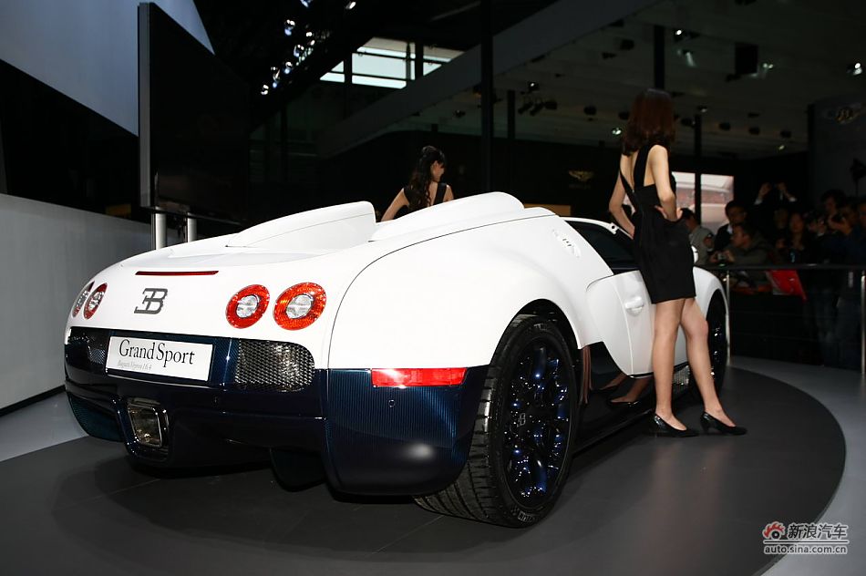 The Bugatti Veyron 16.4 is unveiled at the 2011 Shanghai Auto Show. Started from April 20, 2011, more than 1,000 car models from about 20 countries are on display at the show and 75 of them are making their world premiere. [Sina.com]