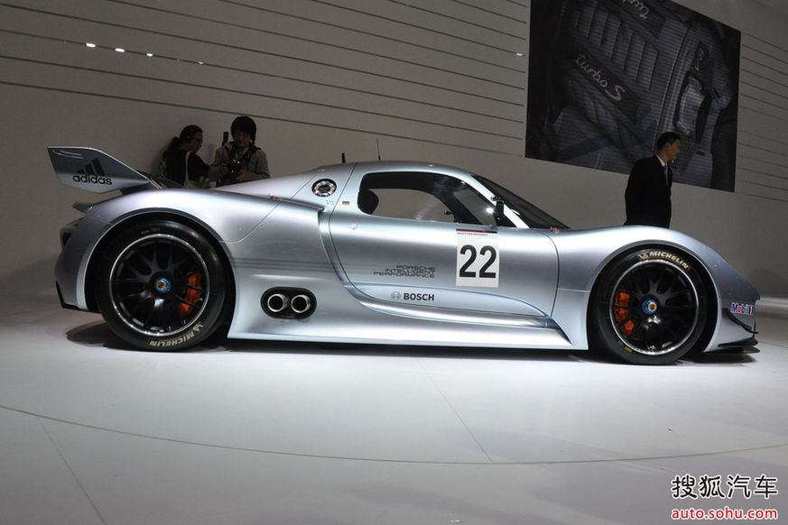 The Porsche 918 RSR is unveiled at the 2011 Shanghai Auto Show. Started from April 20, 2011, more than 1,000 car models from about 20 countries are on display at the show and 75 of them are making their world premiere. [Sina.com]