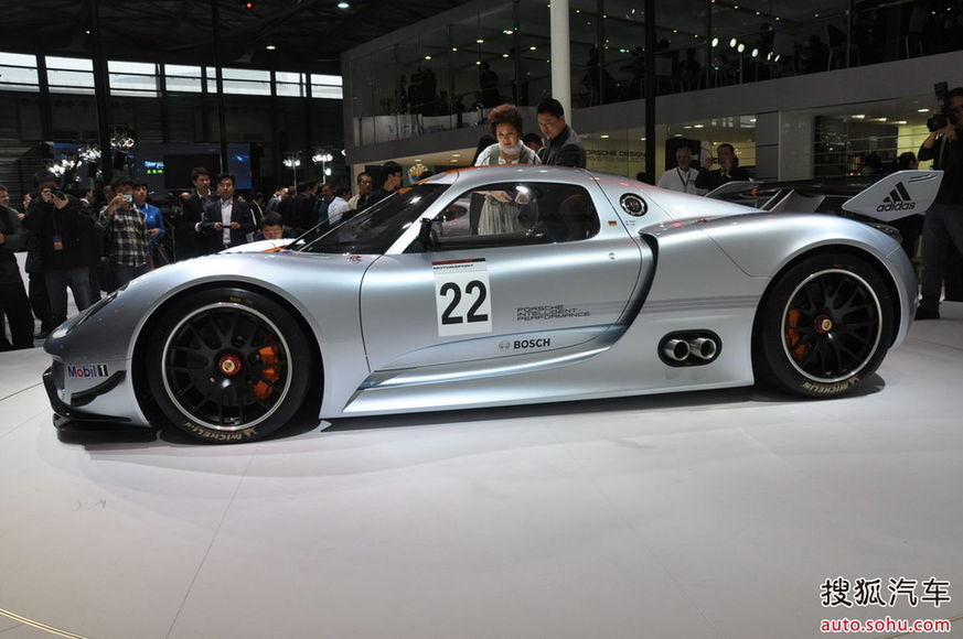 The Porsche 918 RSR is unveiled at the 2011 Shanghai Auto Show. Started from April 20, 2011, more than 1,000 car models from about 20 countries are on display at the show and 75 of them are making their world premiere. [Sina.com]