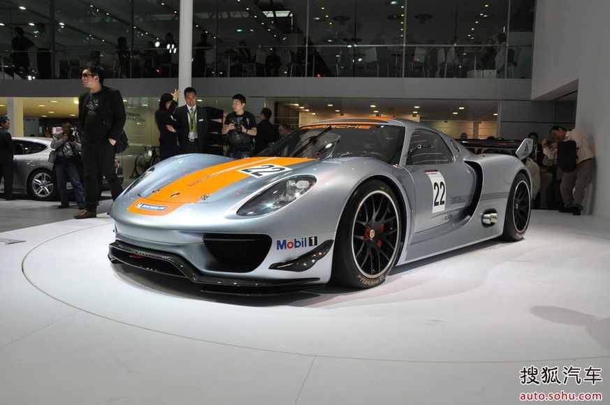 The Porsche 918 RSR is unveiled at the 2011 Shanghai Auto Show. Started from April 20, 2011, more than 1,000 car models from about 20 countries are on display at the show and 75 of them are making their world premiere. [Sina.com]