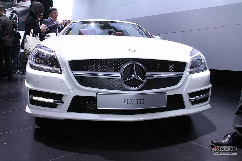 The Mercedes-Benz SLK is unveiled at the 2011 Shanghai Auto Show. Started from April 20, 2011, more than 1,000 car models from about 20 countries are on display at the show and 75 of them are making their world premiere. [Sina.com]