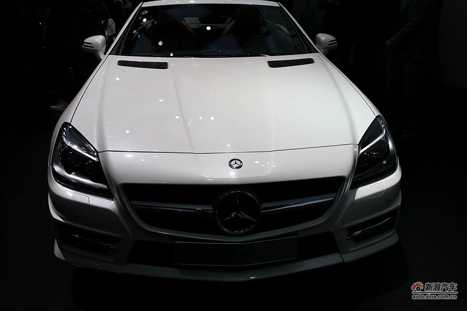 The Mercedes-Benz SLK is unveiled at the 2011 Shanghai Auto Show. Started from April 20, 2011, more than 1,000 car models from about 20 countries are on display at the show and 75 of them are making their world premiere. [Sina.com]