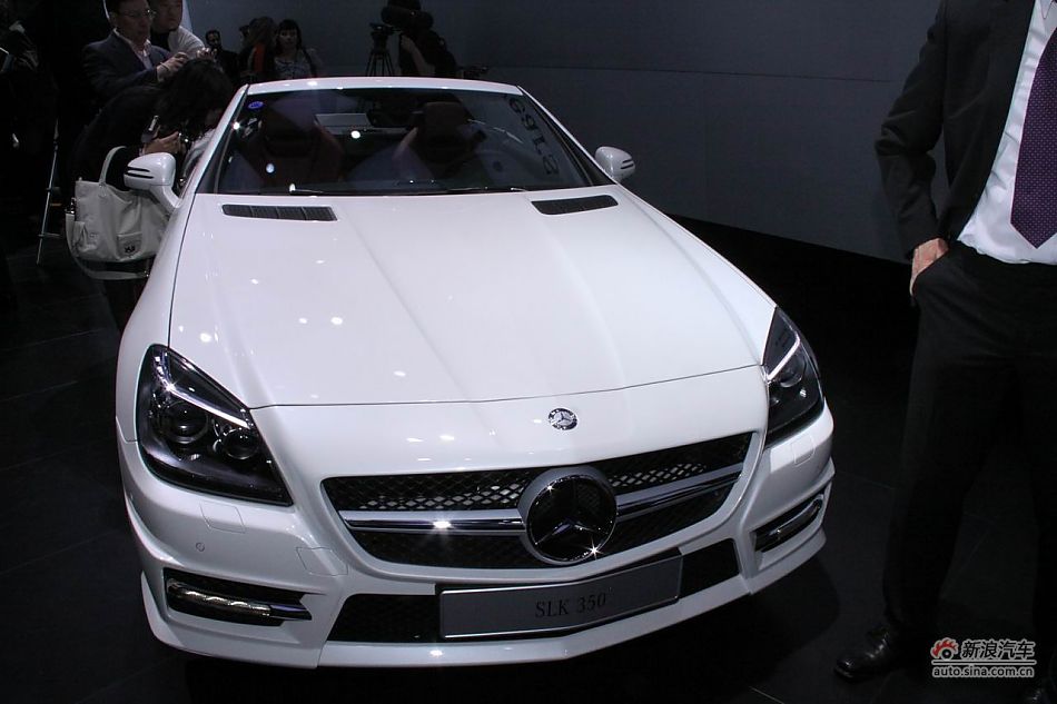 The Mercedes-Benz SLK is unveiled at the 2011 Shanghai Auto Show. Started from April 20, 2011, more than 1,000 car models from about 20 countries are on display at the show and 75 of them are making their world premiere. [Sina.com]