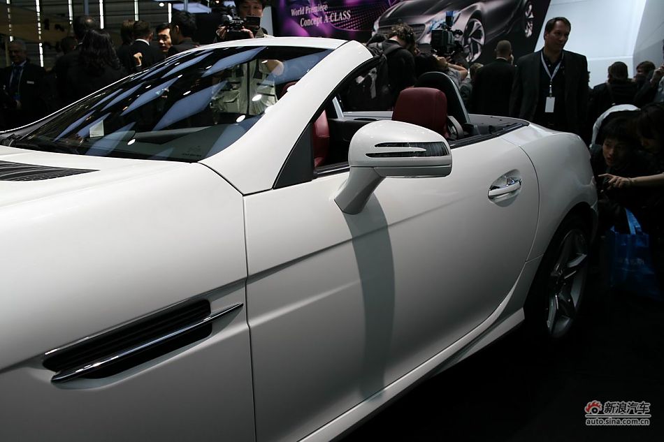 The Mercedes-Benz SLK is unveiled at the 2011 Shanghai Auto Show. Started from April 20, 2011, more than 1,000 car models from about 20 countries are on display at the show and 75 of them are making their world premiere. [Sina.com]