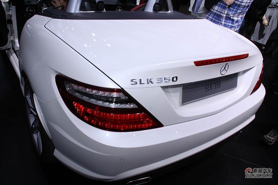 The Mercedes-Benz SLK is unveiled at the 2011 Shanghai Auto Show. Started from April 20, 2011, more than 1,000 car models from about 20 countries are on display at the show and 75 of them are making their world premiere. [Sina.com]