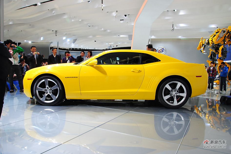 The Chevrolet Camaro is unveiled at the 2011 Shanghai Auto Show. Started from April 20, 2011, more than 1,000 car models from about 20 countries are on display at the show and 75 of them are making their world premiere. [Sina.com]