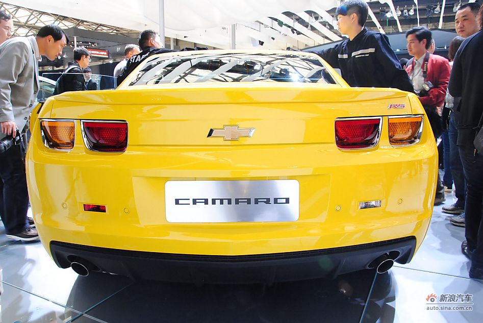 The Chevrolet Camaro is unveiled at the 2011 Shanghai Auto Show. Started from April 20, 2011, more than 1,000 car models from about 20 countries are on display at the show and 75 of them are making their world premiere. [Sina.com]