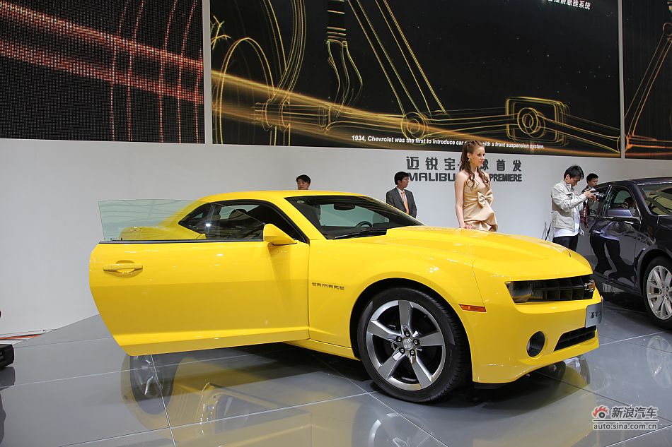 The Chevrolet Camaro is unveiled at the 2011 Shanghai Auto Show. Started from April 20, 2011, more than 1,000 car models from about 20 countries are on display at the show and 75 of them are making their world premiere. [Sina.com]