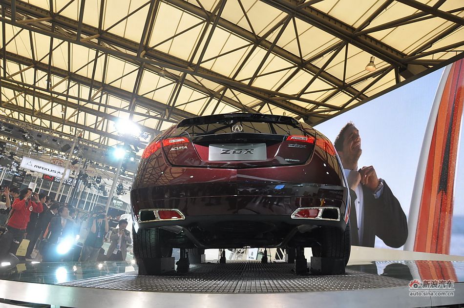 The Acura ZDX is unveiled at the 2011 Shanghai Auto Show. Started from April 20, 2011, more than 1,000 car models from about 20 countries are on display at the show and 75 of them are making their world premiere. [Sina.com]