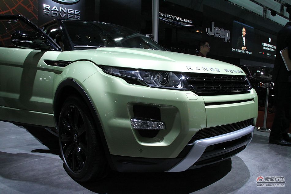 The Range Rover Evoque Coupe is unveiled at the 2011 Shanghai Auto Show. Started from April 20, 2011, more than 1,000 car models from about 20 countries are on display at the show and 75 of them are making their world premiere. [Sina.com]