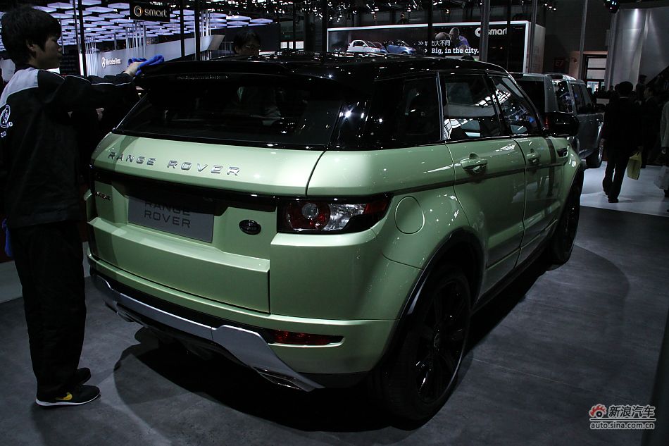 The Range Rover Evoque Coupe is unveiled at the 2011 Shanghai Auto Show. Started from April 20, 2011, more than 1,000 car models from about 20 countries are on display at the show and 75 of them are making their world premiere. [Sina.com]